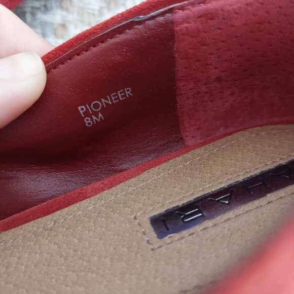 TAHARI "PIONEER" SUEDE FLATS - Picture 6 of 10